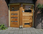 B. Ruloffstraat, dubbele deur, links alleen brievenbussen.
<br/>
Paul Paris, mei 2014